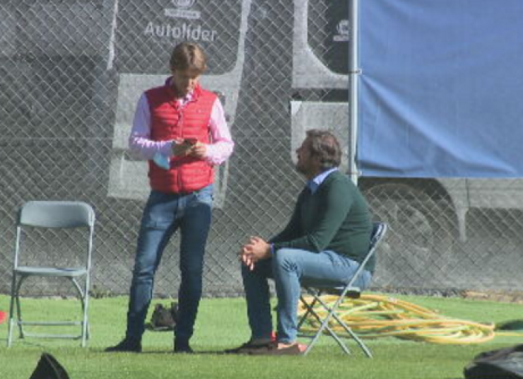 Josete Ortas y Rubén García charlan durante un entrenamiento. Foto: Aragón Deporte.