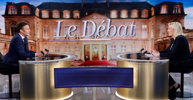 El presidente francés y el candidato del partido La Republique en Marche (LREM) para la reelección Emmanuel Macron y la candidata del partido de extrema derecha francés Rassemblement National (RN) Marine Le Pen, en el debate televisado en Francia. (EFE/EPA/LUDOVIC MARIN).