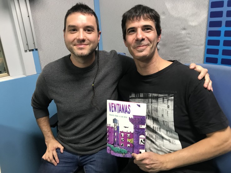 Luis Orús junto a Roberto Malo y su cómic "Ventanas", en Aragón Radio