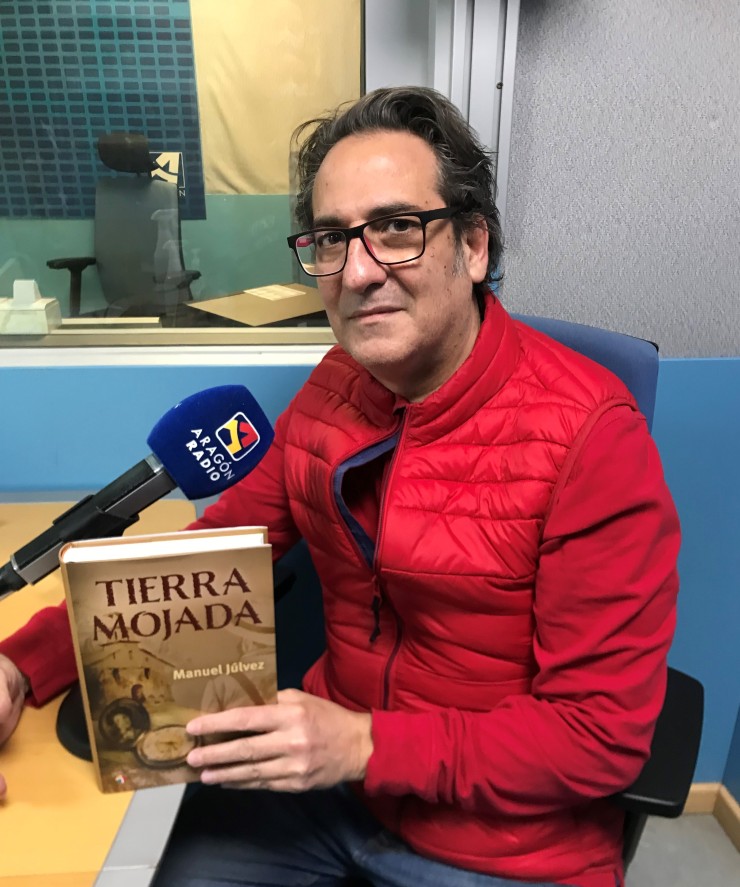Entrevista a Manuel Julvez en Aragón Radio, junto a su obra histórica "Tierra mojada"