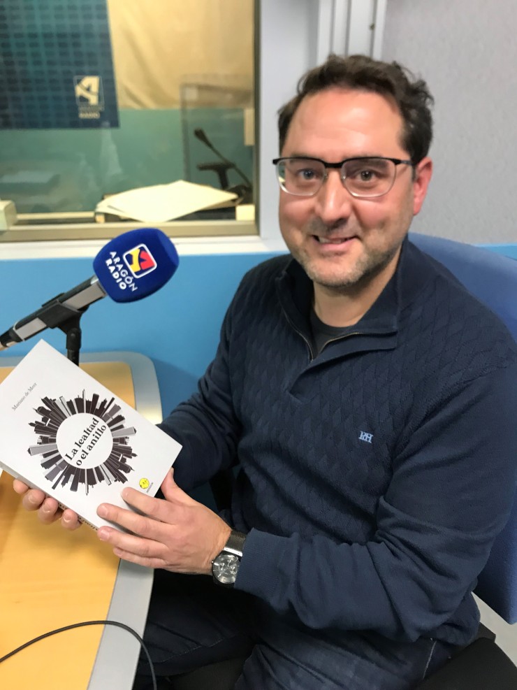 Entrevista a Mariano de Meer en Aragón Radio, junto a su obra "La lealtad o el anillo"