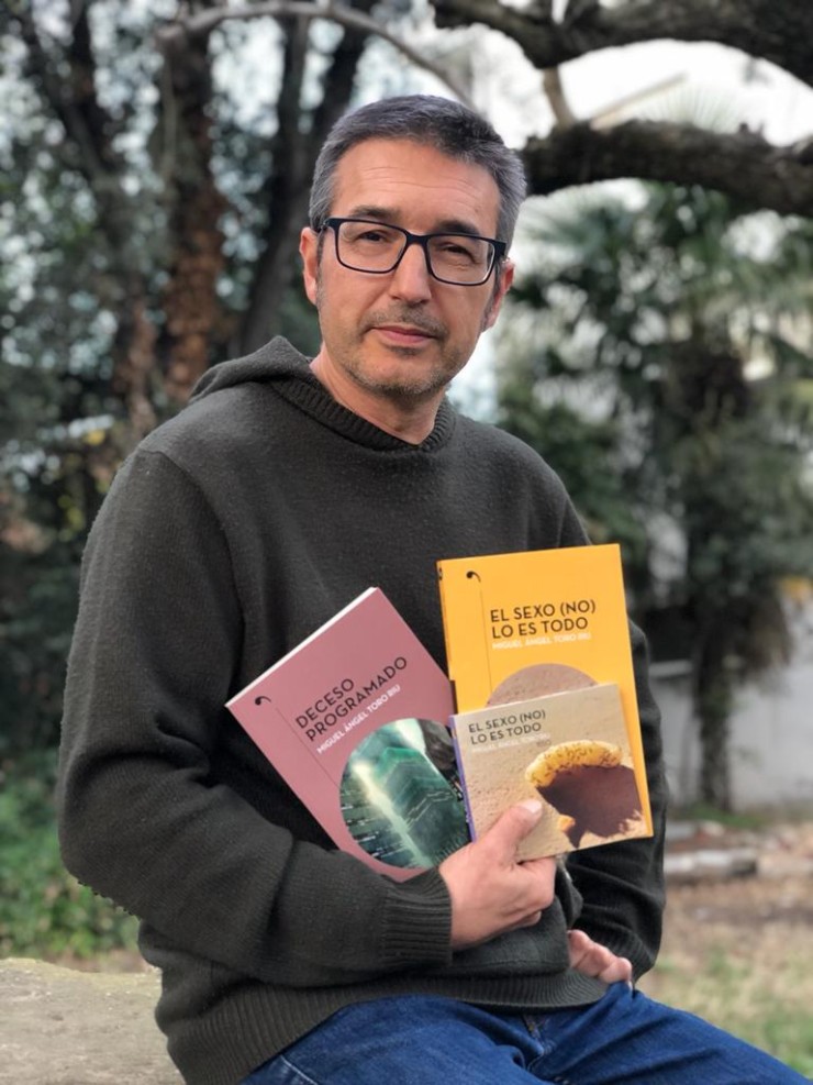 Entrevista al autor Miguel Ángel Toro en Aragón Radio, junto a sus famosas obras