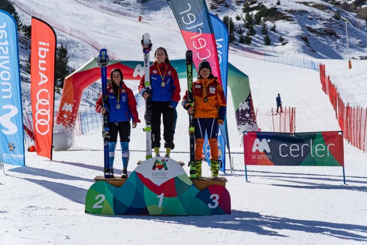 Paloma Antúnez, en lo más alto del podio del Campeonato de España. Fotos: Esquí Club Aneto Cerler