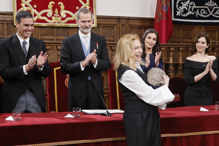 La actriz hispanoargentina Cecilia Roth sonríe tras recoger el Premio Cervantes en nombre de la escritora uruguaya Cristina Peri Rossi. (EFE/Ballesteros).