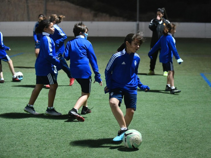 Imagen de un entrenamiento de la Escuela de fútbol femenina del Real Zaragoza.