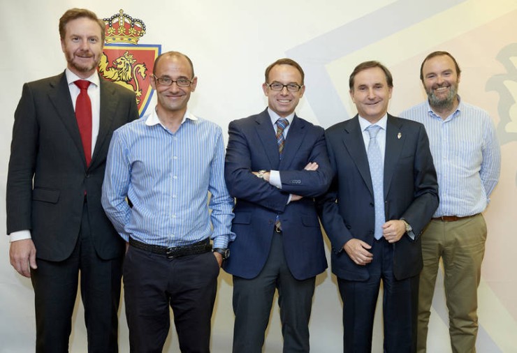 Miembros de la Fundación Zaragoza 2032 tras formalizarse su entrada en el club.