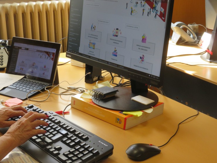 Una mujer trabaja en un ordenador de la Administración aragonesa. | Gobierno de Aragón