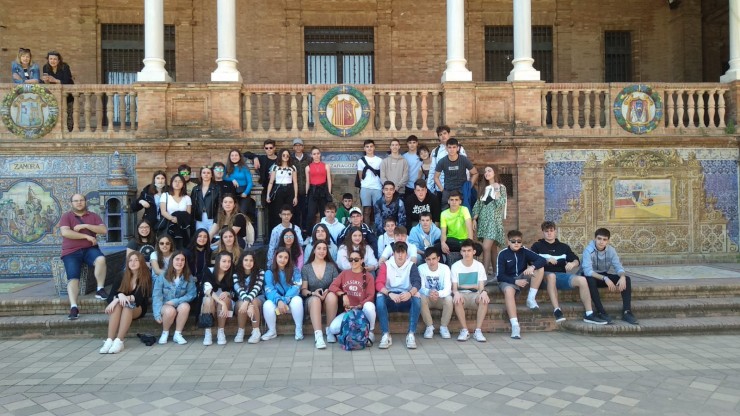 El curso de cuarto de Secundaria del Instituto de Borja, este jueves, en la plaza de España de Sevilla.