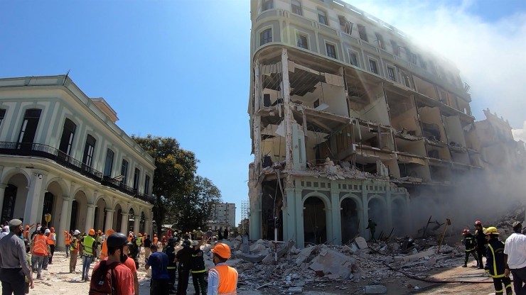 La explosión ha derrumbado toda la fachada del hotel Saratoga. (EFE/Ernesto Mastrascusa)