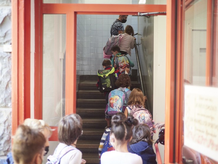 Imagen de archivo de niños entrando a un colegio. / Foto: EP.