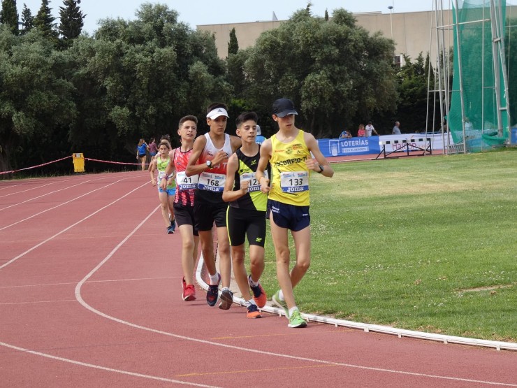 Gabriel González, con la camiseta amarilla, en la prueba de los 2.000 metros marcha