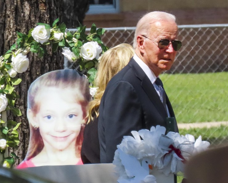 Joe Biden visita Uvalde, donde un atacante de 18 años acabó con la vida de 18 niños. / EFE y dos profesoras./EFE