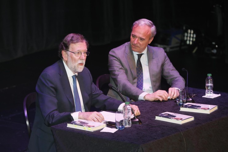 El expresidente del Gobierno Mariano Rajoy, acompañado por el alcalde de Zaragoza, Jorge Azcón, en la presentación de su libro.