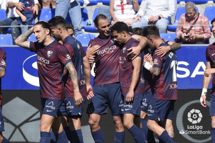 Los jugadores de la SD Huesca celebran un gol en El Alcoraz.