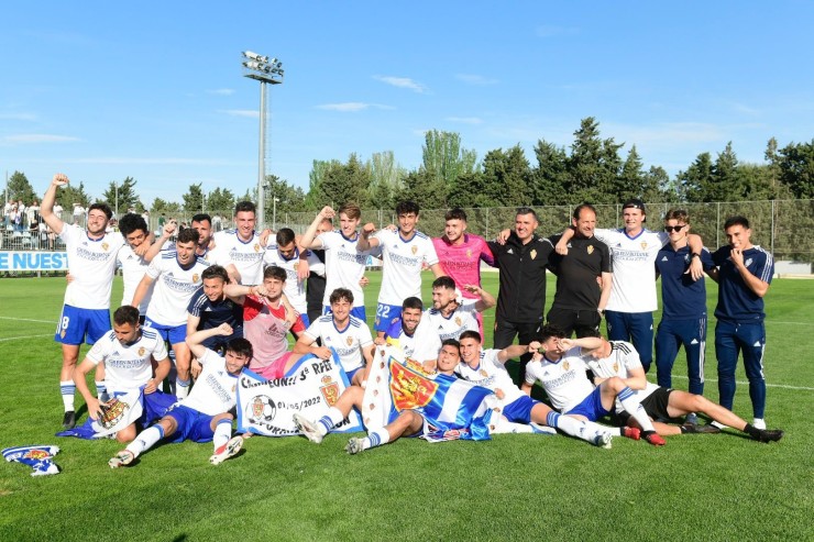 Plantilla y cuerpo técnico del Deportivo Aragón celebran el ascenso de categoría. Foto: Real Zaragoza