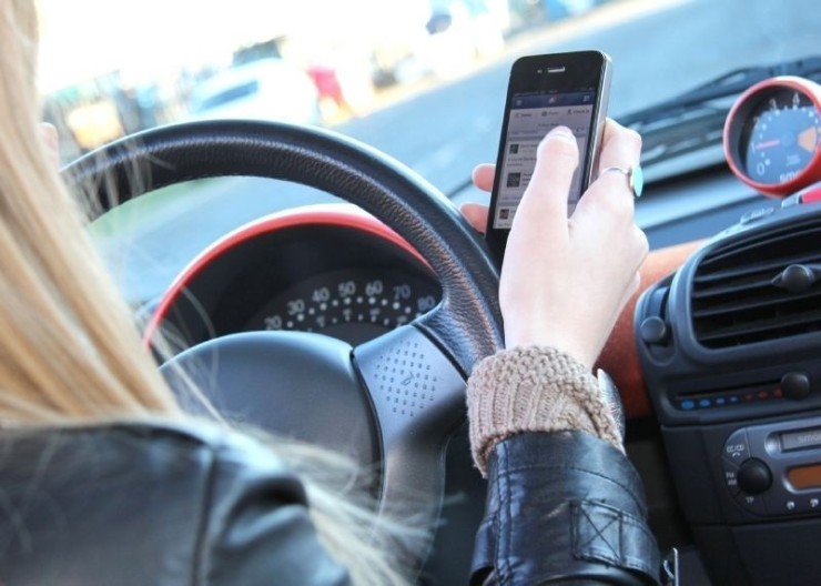 Una mujer utiliza su teléfono móvil mientras conduce. / Foto: EP