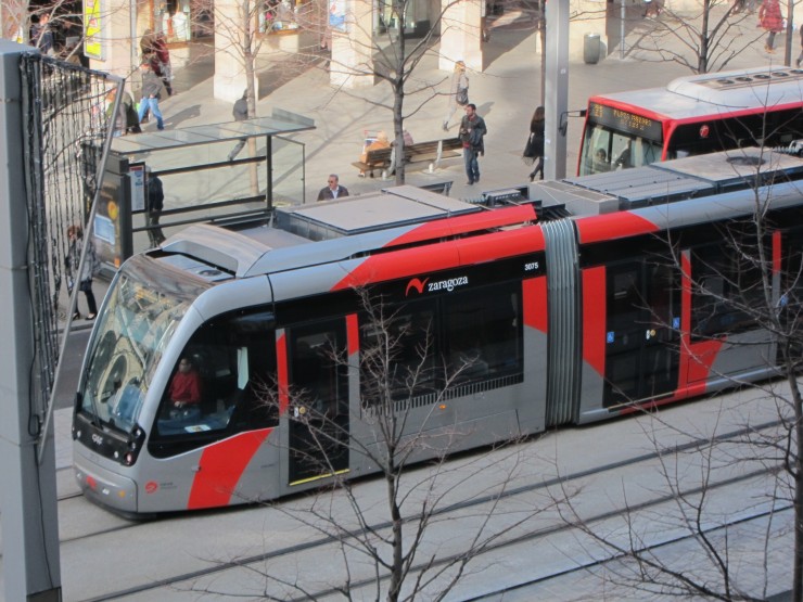 Un tranvía circulando por el paseo de Independencia de Zaragoza. / Foto: EP.