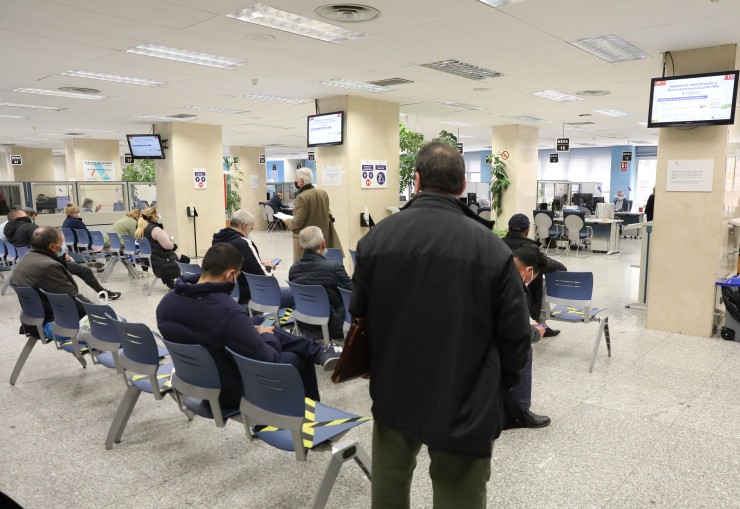 Varias personas esperan en una oficina de la Agencia Tributaria. / Europa Press