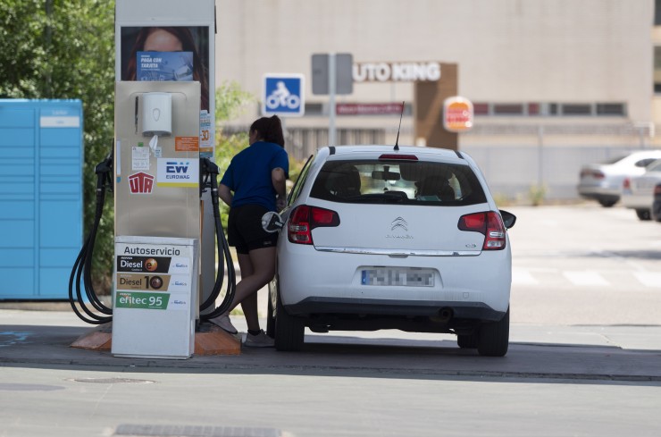 Una mujer reposta en una gasolinera. / Europa Press.