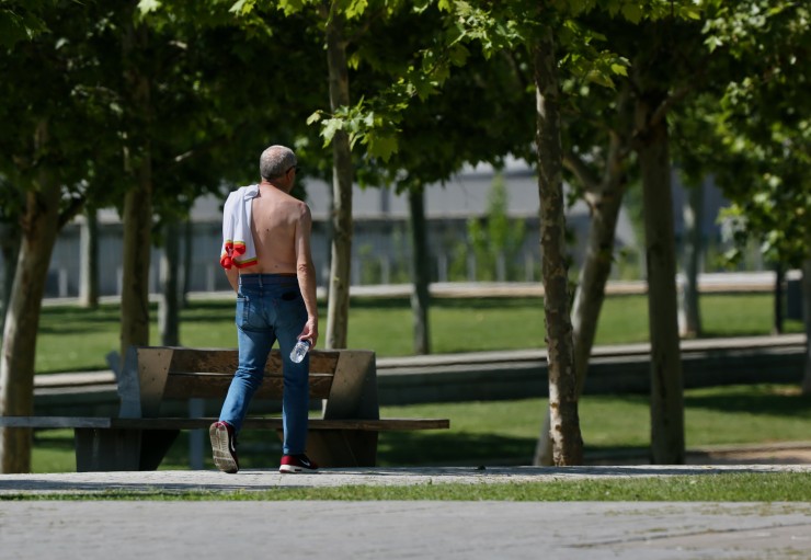 Un hombre pasea sin camiseta por un parque. / Foto: Europa Press