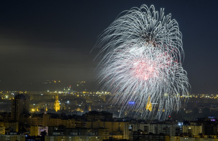 Imagen de los fuegos artificiales que han cerrado la Feria de Abril. / Fotos: EFE