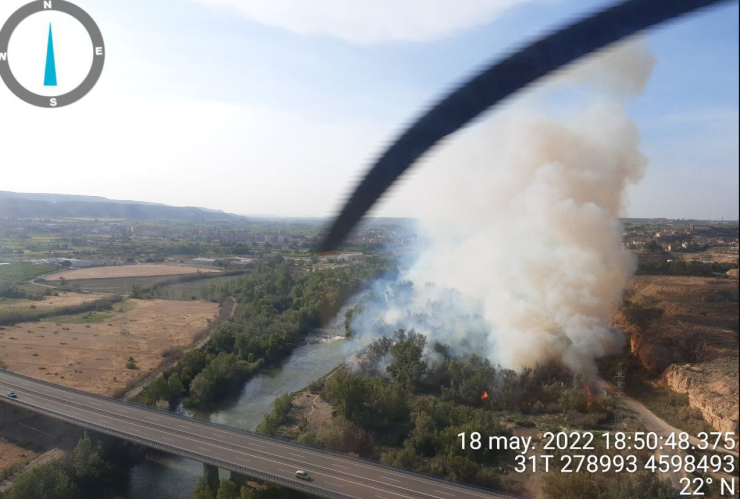 Imagen aérea del incendio declarado en Fraga (Huesca). Foto: Gobierno de Aragón.
