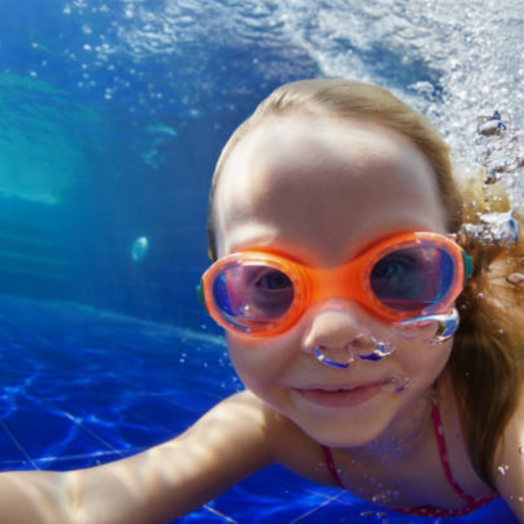 Una niña, bajo el agua. / Foto: Zaragoza Deporte