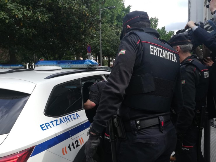 Agentes de la Ertzaintza introducen en el coche policial al detenido por su los homicidios de homosexuales en Bilbao./EUROPA PRESS