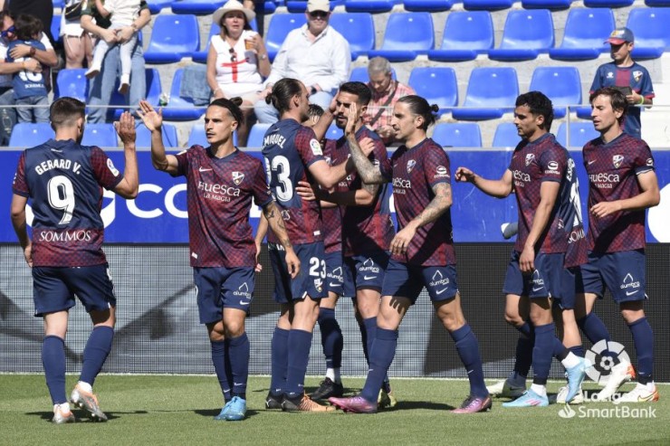 Los jugadores de la SD Huesca celebran el gol.