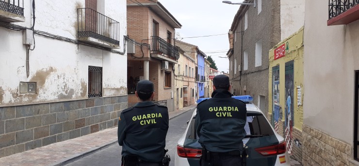 Dos agentes de la Guardia Civil, este martes, en la calle Mayor de Figueruelas.