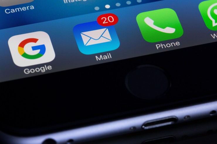 Un 'smartphone' con notificaciones en el e-mail. (EP).
