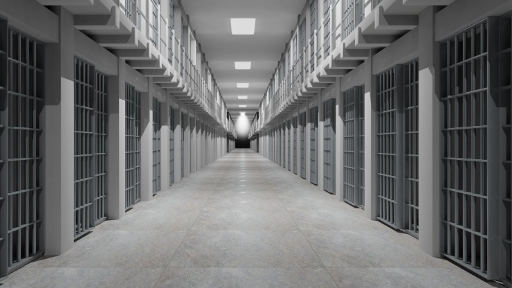 Un pasillo con celdas de una prisión.
