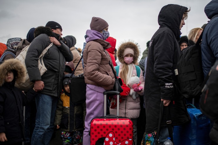 Ucranianos esperando para cruzar a Rumanía, en el paso fronterizo de Porubne, al oeste de Ucrania, el pasado marzo. / Lorena Sopêna / Europa Press