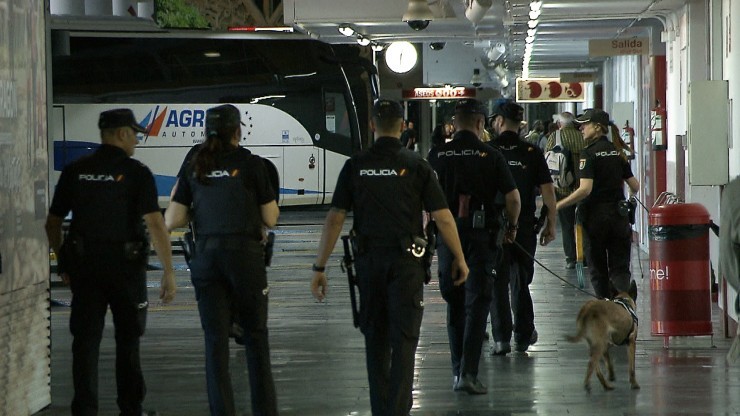 Agentes de Policía Nacional en una operación en la estación de autobuses de Zaragoza.