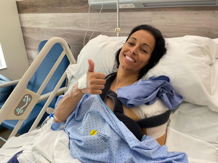 Teresa Perales, tras la operación en el hombro izquierdo a la que se sometió este jueves.