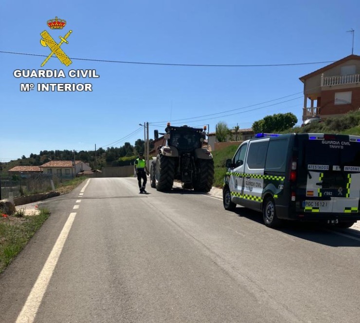 La Guardia Civil de Teruel investiga a un vecino por permitir a su hija menor conducir un tractor por carretera. (Guardia Civil).