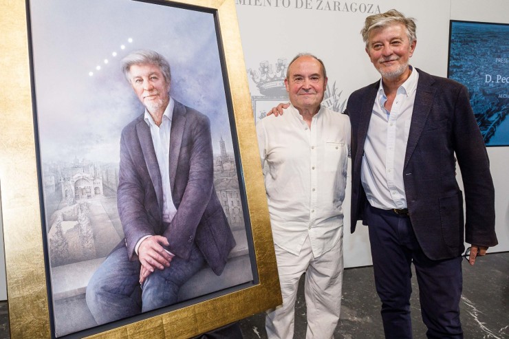 El pintor Eduardo Laborda y Pedro Santisteve, junto al retrato del exalcalde./ DANIEL MARCOS