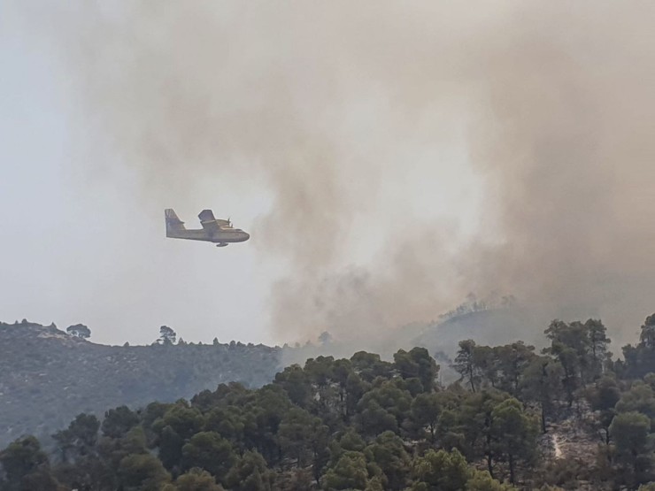 Dos hidroaviones y seis helicópteros son los medios aéreos que luchan contra las llamas en Nonaspe. / Gobierno de Aragón