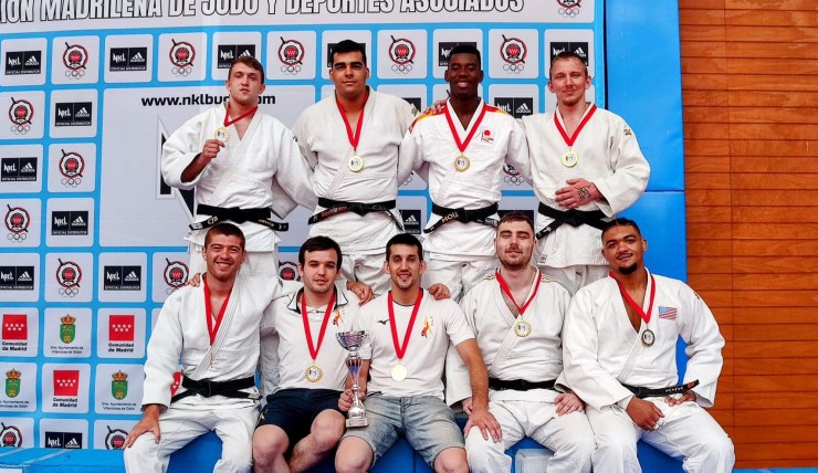Los componentes del Club Judo Binéfar posan con su trofeo de campeones.