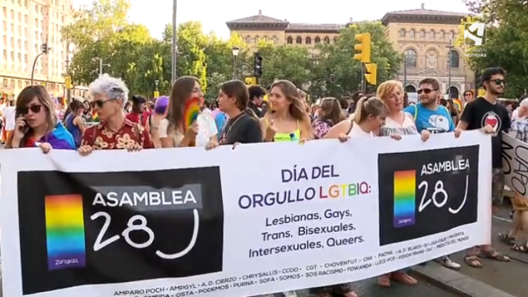 Participantes de una manifestación del Día del Orgullo en Zaragoza.