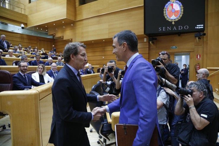 El presidente del gobierno Pedro Sánchez, y el líder del PP Alberto Nuñez Feijóo, durante la sesión de control este martes en la Cámara Alta. / Foto: EFE.