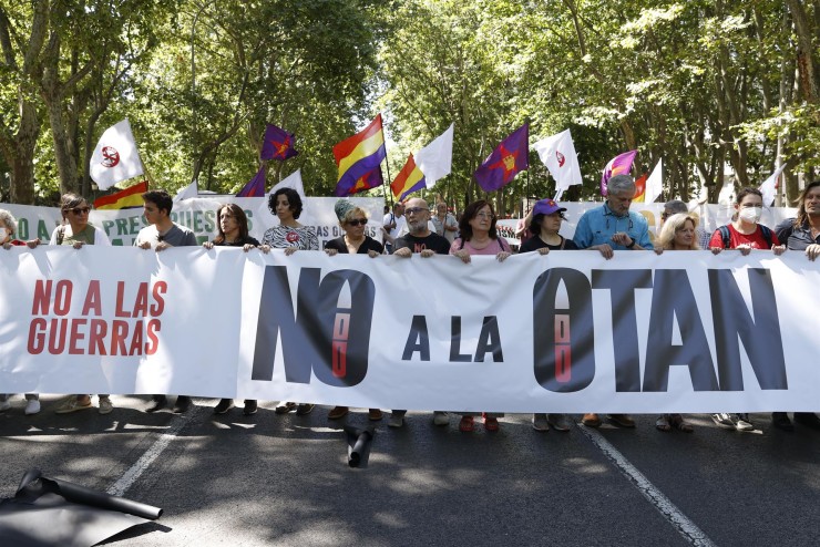 Manifestación en contra de la OTAN celebrada este domingo en Madrid. / EFE.