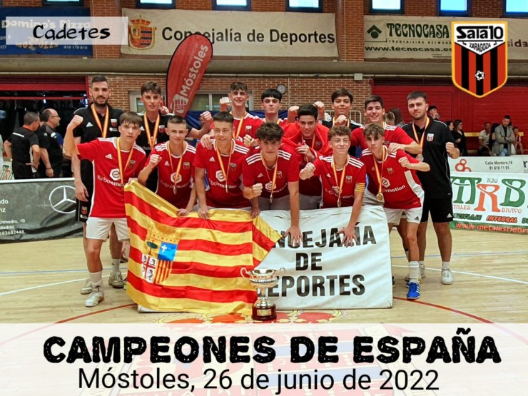 Los jugadores del equipo cadete del AD Sala 10 posan con la copa de campeones de España.
