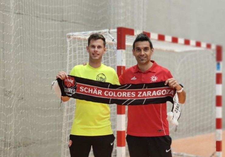 Toño Cartón (derecha) posa junto al primer entrenador, Adrián Floría. Foto: BM Colores