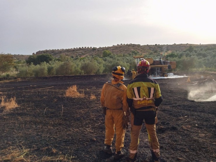Bomberos de la DPT de Alcañiz intervinieron este viernes en la extinción del incendio de una cosechadora. / DPT