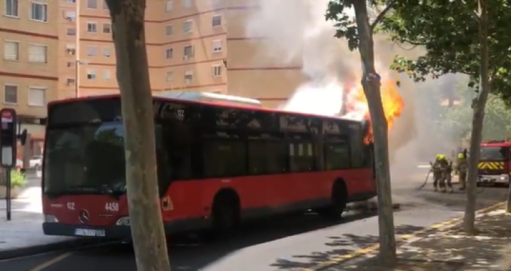 Imagen del autobús ardiendo. / FOTO: CUT
