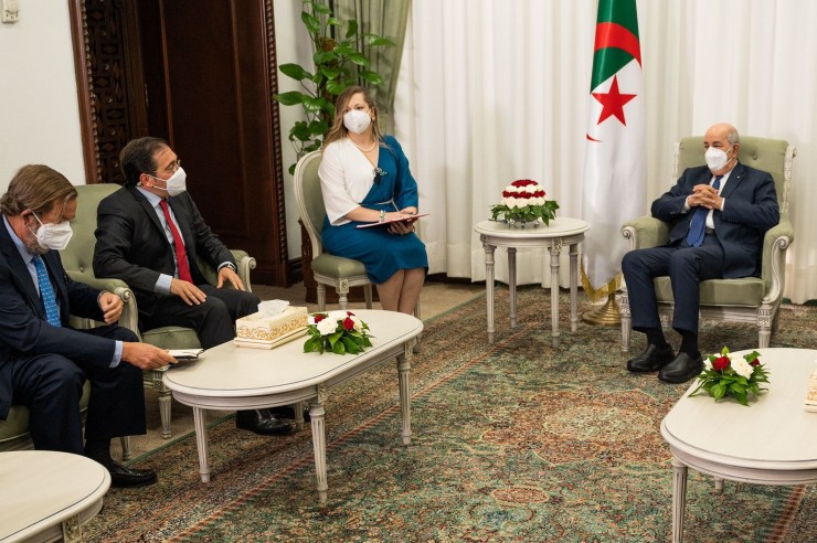 El ministro de Asuntos Exteriores, José Manuel Albares, con el presidente de Argelia, Abdelmayid Tebune, en 2021.