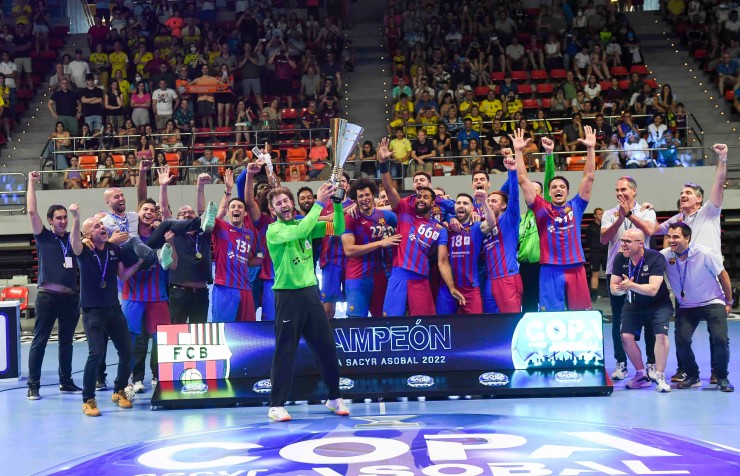Gonzalo Pérez de Vargas levanta el título de la Copa Asobal. Foto: FC Barcelona