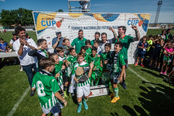 Los jugadores del Betis levantan el trofeo de la Jamón Cup. Foto: Jorge Muñoz