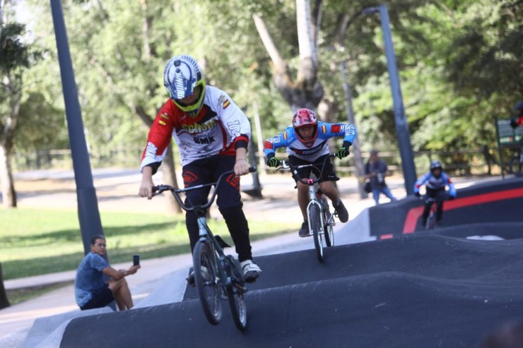 Un grupo de ciclistas ha inaugurado este lunes el circuito para bicicletas. / Daniel Marcos